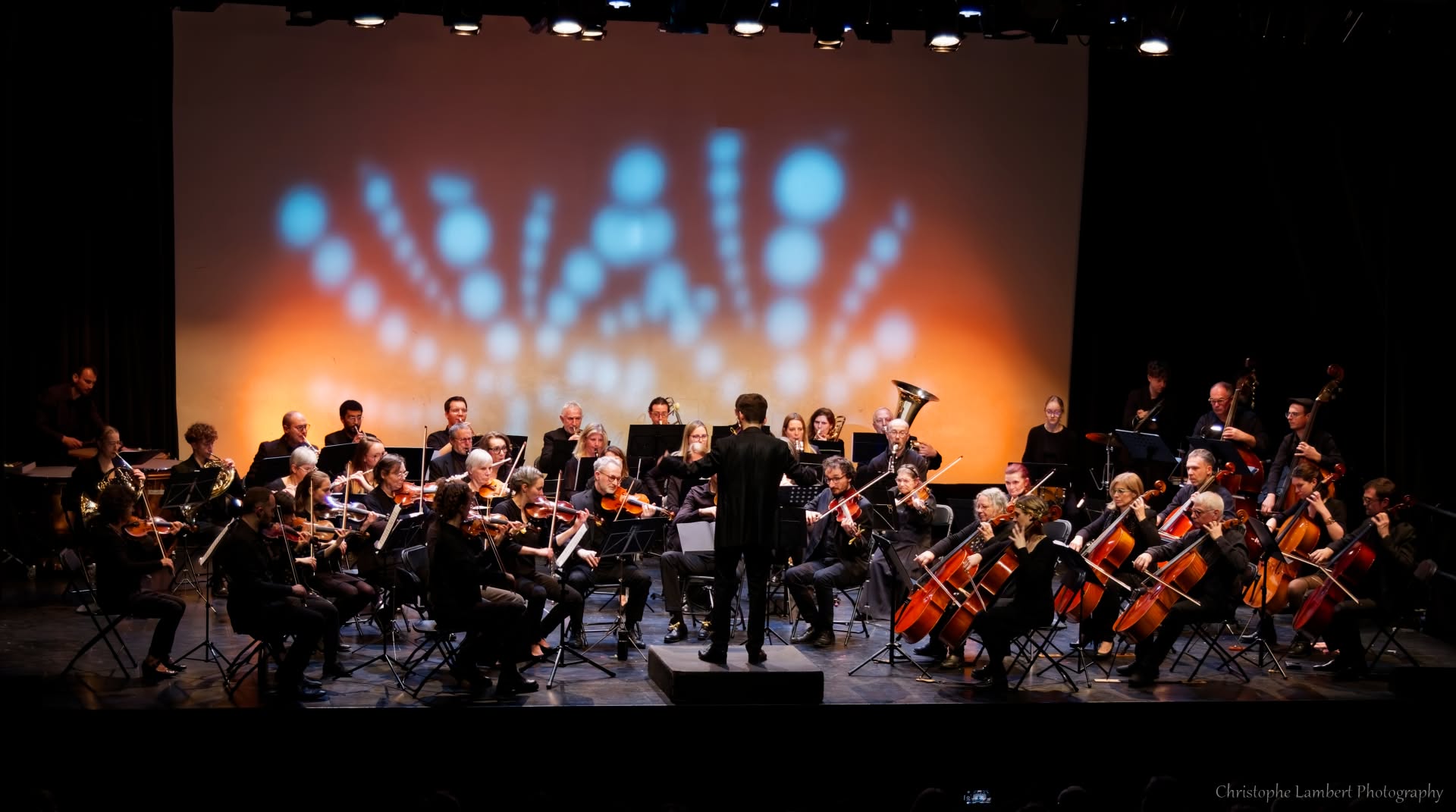 L'orchestre Allegro Vi'Vosges en concert sur scène